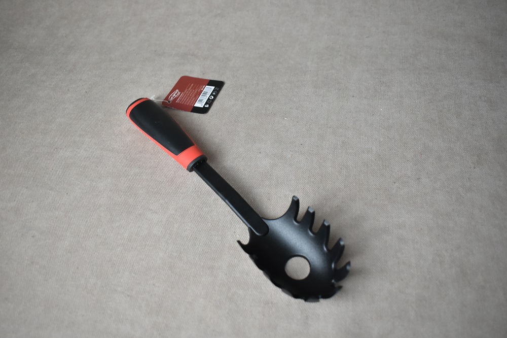Cuillère à Spaghetti En Silicone FLORINA 33cm - Cuillère à Pâtes Avec Poignée Soft-Touch Antidérapante - Rouge/Noir